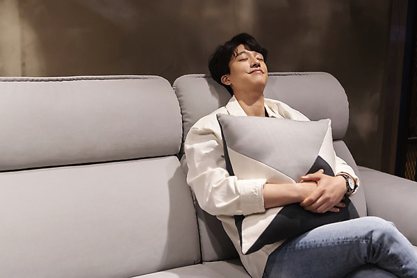 포토 JPG 남자 맨라이프 가구 쿠션 안기 휴식 실내 한명 미소 앉기 상반신 20대 성인 옆모습 쇼핑 소파 눈감음 한국인 편안함 싱글라이프 성인남자한명만 가구점 국내포토 1 라이프스타일 뷰포인트 생활용품 컨셉 의자 모션 표정 사람 동양인 청년 내부 상점 감각 남자한명만 성인남자만 파일형식