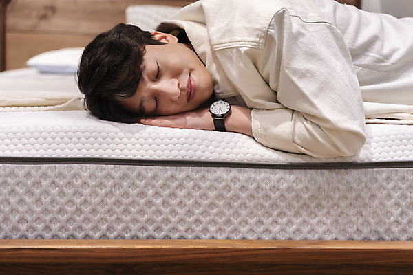 포토 JPG 남자 엎드리기 맨라이프 가구 실내 한명 상반신 20대 성인 옆모습 쇼핑 눕기 눈감음 한국인 침대 손목시계 매트리스 싱글라이프 성인남자한명만 가구점 국내포토 1 라이프스타일 뷰포인트 시계 생활용품 장신구 모션 사람 동양인 청년 내부 상점 남자한명만 성인남자만 파일형식