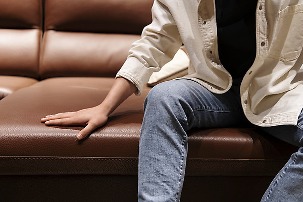 포토 JPG 남자 맨라이프 가구 실내 한명 앉기 상반신 20대 성인 앞모습 쇼핑 소파 만지기 한국인 확인 싱글라이프 성인남자한명만 가구점 국내포토 1 라이프스타일 뷰포인트 생활용품 의자 모션 사람 동양인 청년 내부 상점 남자한명만 성인남자만 파일형식