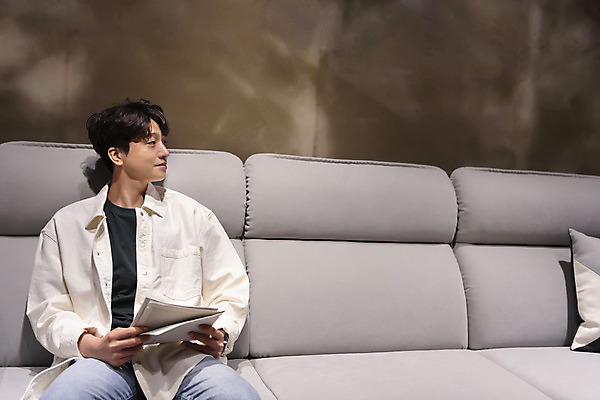 포토 JPG 응시 남자 맨라이프 가구 실내 한명 들기 앉기 상반신 20대 성인 앞모습 쇼핑 소파 한국인 편안함 싱글라이프 성인남자한명만 가구점 국내포토 1 라이프스타일 시선 뷰포인트 생활용품 의자 모션 사람 동양인 청년 내부 상점 감각 남자한명만 성인남자만 파일형식