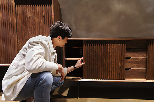 포토 JPG 남자 맨라이프 가구 실내 한명 상반신 20대 성인 옆모습 쇼핑 만지기 한국인 확인 서랍장 웅크림 싱글라이프 성인남자한명만 가구점 국내포토 1 라이프스타일 뷰포인트 생활용품 모션 사람 동양인 청년 내부 상점 남자한명만 성인남자만 파일형식