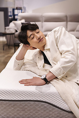 포토 JPG 남자 맨라이프 가구 실내 한명 미소 상반신 20대 성인 앞모습 아웃포커스 쇼핑 눕기 눈감음 한국인 손목시계 매트리스 싱글라이프 성인남자한명만 가구점 국내포토 1 라이프스타일 뷰포인트 시계 생활용품 장신구 모션 촬영기법 표정 사람 동양인 청년 내부 상점 남자한명만 성인남자만 파일형식