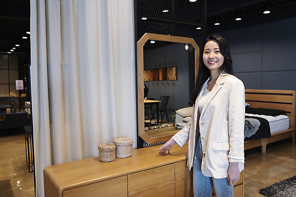 포토 JPG 우먼라이프 응시 여자 가구 실내 한명 미소 상반신 20대 성인 앞모습 쇼핑 거울 한국인 화장대 싱글라이프 성인여자한명만 가구점 국내포토 1 라이프스타일 시선 뷰포인트 생활용품 표정 사람 동양인 청년 내부 상점 여자한명만 성인여자만 파일형식