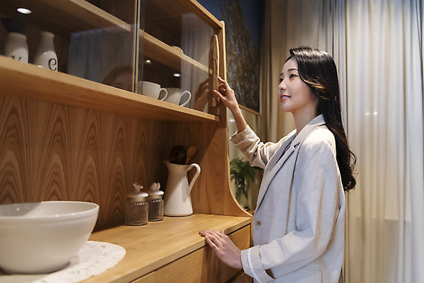 포토 JPG 우먼라이프 식기 응시 여자 가구 실내 한명 미소 상반신 20대 성인 옆모습 쇼핑 한국인 잡기 오픈 찬장 싱글라이프 성인여자한명만 가구점 국내포토 1 라이프스타일 시선 뷰포인트 생활용품 모션 표정 사람 동양인 청년 내부 상점 여자한명만 성인여자만 파일형식