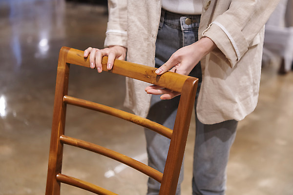 포토 JPG 우먼라이프 여자 의자 실내 한명 20대 성인 앞모습 쇼핑 한국인 하반신 잡기 확인 나무의자 싱글라이프 성인여자한명만 가구점 국내포토 1 라이프스타일 뷰포인트 가구 모션 사람 동양인 청년 내부 목재 상점 여자한명만 성인여자만 파일형식