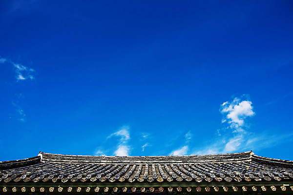 포토 JPG 주간 구름 하늘 풍경 사람없음 야외 기와지붕 광주 지붕처마 포충사 국내포토 자연요소 지붕 한국 기와 사찰 처마 파일형식