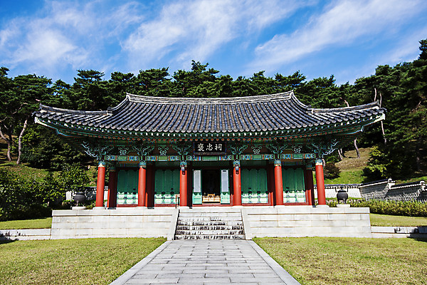 포토 JPG 주간 나무 구름 하늘 풍경 사람없음 야외 광주 포충사 국내포토 자연요소 식물 한국 사찰 파일형식