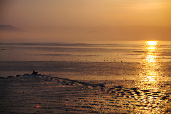 포토 JPG 주간 바다 풍경 사람없음 야외 햇빛 노을 어선 전라남도 남해 여수 국내포토 자연요소 배_교통 태양 전라도 파일형식