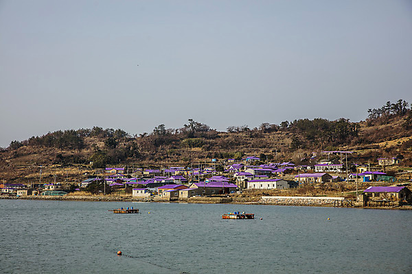 포토 JPG 주간 바다 섬 하늘 풍경 사람없음 야외 건물 마을 전라남도 신안 국내포토 자연요소 건축물 전라도 파일형식