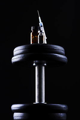 포토 JPG 스튜디오촬영 검은배경 실내 주사기 사람없음 아령 약병 불법 약물오남용 약물중독 도핑 바이알 스테로이드 국내포토 백그라운드 의료기기 내부 약 검은색 의료용품 범죄 중독 병_담는 파일형식