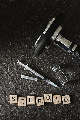 포토 JPG 스튜디오촬영 검은배경 실내 주사기 사람없음 단어 하이앵글 아령 주사약 불법 약물오남용 약물중독 도핑 스테로이드 국내포토 문자 뷰포인트 백그라운드 의료기기 내부 약 검은색 범죄 중독 파일형식