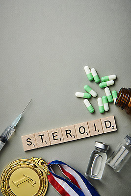 포토 JPG 스튜디오촬영 회색배경 실내 주사기 경기 사람없음 단어 하이앵글 알약 약병 금메달 대회 불법 약물오남용 약물중독 도핑 바이알 스테로이드 국내포토 문자 스포츠 뷰포인트 백그라운드 의료기기 내부 약 회색 의료용품 범죄 메달 중독 병_담는 파일형식