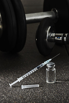 포토 JPG 스튜디오촬영 검은배경 실내 주사기 사람없음 아웃포커스 아령 불법 약물오남용 약물중독 도핑 바이알 스테로이드 국내포토 백그라운드 의료기기 촬영기법 내부 약 검은색 의료용품 범죄 중독 파일형식