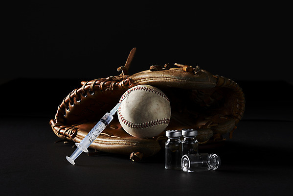 포토 JPG 스튜디오촬영 검은배경 실내 주사기 사람없음 야구 야구글러브 야구공 불법 약물오남용 약물중독 도핑 바이알 스테로이드 국내포토 백그라운드 공 의료기기 내부 약 구기 검은색 야구용품 글러브 의료용품 범죄 중독 파일형식
