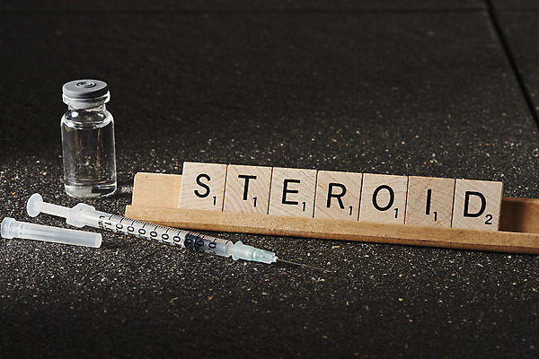 포토 JPG 스튜디오촬영 검은배경 실내 주사기 사람없음 단어 불법 약물오남용 약물중독 도핑 바이알 스테로이드 국내포토 문자 백그라운드 의료기기 내부 약 검은색 의료용품 범죄 중독 파일형식