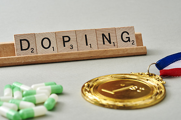 포토 JPG 스튜디오촬영 회색배경 실내 경기 근접촬영 사람없음 알약 금메달 대회 불법 약물오남용 약물중독 도핑 스테로이드 국내포토 스포츠 뷰포인트 백그라운드 내부 약 회색 범죄 메달 중독 파일형식