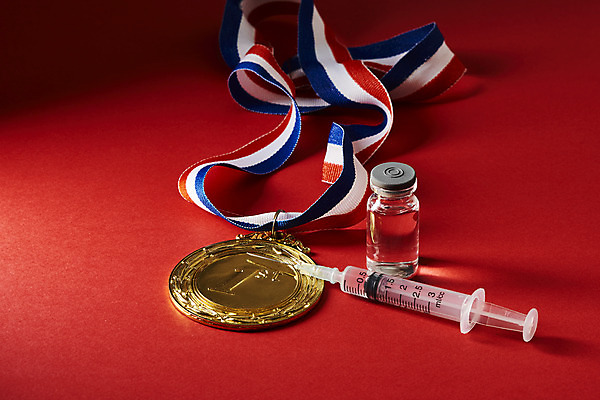 포토 JPG 스튜디오촬영 실내 주사기 경기 사람없음 금메달 대회 불법 빨간배경 약물오남용 약물중독 도핑 바이알 스테로이드 국내포토 스포츠 백그라운드 의료기기 내부 빨간색 약 의료용품 범죄 메달 중독 파일형식