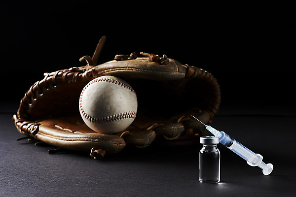 포토 JPG 스튜디오촬영 검은배경 실내 주사기 사람없음 야구 야구글러브 야구공 불법 약물오남용 약물중독 도핑 바이알 스테로이드 국내포토 백그라운드 공 의료기기 내부 약 구기 검은색 야구용품 글러브 의료용품 범죄 중독 파일형식