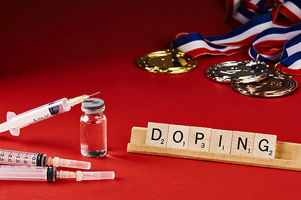 포토 JPG 스튜디오촬영 실내 주사기 경기 사람없음 단어 금메달 대회 동메달 불법 빨간배경 약물오남용 약물중독 은메달 도핑 바이알 스테로이드 국내포토 문자 스포츠 백그라운드 의료기기 내부 빨간색 약 의료용품 범죄 메달 중독 파일형식