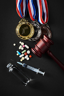 포토 JPG 스튜디오촬영 검은배경 실내 주사기 경기 사람없음 하이앵글 알약 의사봉 금메달 대회 동메달 불법 약물오남용 약물중독 은메달 도핑 바이알 스테로이드 국내포토 스포츠 뷰포인트 백그라운드 의료기기 내부 약 검은색 의료용품 범죄 메달 중독 파일형식