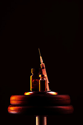 포토 JPG 스튜디오촬영 검은배경 실내 주사기 사람없음 알약 아령 약병 불법 약물오남용 약물중독 도핑 바이알 스테로이드 국내포토 백그라운드 의료기기 내부 약 검은색 의료용품 범죄 중독 병_담는 파일형식