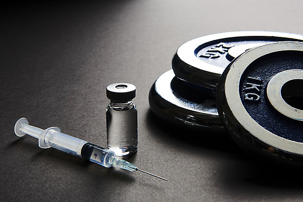 포토 JPG 스튜디오촬영 회색배경 실내 주사기 사람없음 아령 불법 약물오남용 약물중독 도핑 바이알 스테로이드 국내포토 백그라운드 의료기기 내부 약 회색 의료용품 범죄 중독 파일형식