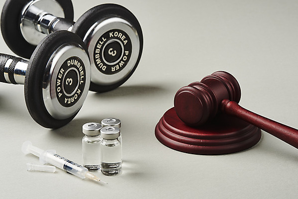 포토 JPG 스튜디오촬영 회색배경 실내 주사기 사람없음 아령 의사봉 불법 약물오남용 약물중독 도핑 바이알 스테로이드 국내포토 백그라운드 의료기기 내부 약 회색 의료용품 범죄 중독 파일형식