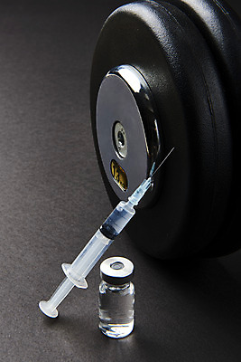 포토 JPG 스튜디오촬영 검은배경 실내 주사기 사람없음 아령 불법 약물오남용 약물중독 도핑 바이알 스테로이드 국내포토 백그라운드 의료기기 내부 약 검은색 의료용품 범죄 중독 파일형식