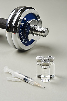 포토 JPG 스튜디오촬영 회색배경 실내 주사기 사람없음 아령 불법 약물오남용 약물중독 도핑 바이알 스테로이드 국내포토 백그라운드 의료기기 내부 약 회색 의료용품 범죄 중독 파일형식