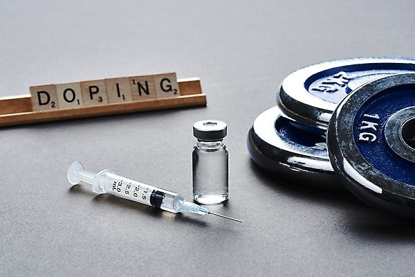 포토 JPG 스튜디오촬영 회색배경 실내 주사기 사람없음 단어 아령 불법 약물오남용 약물중독 도핑 바이알 스테로이드 국내포토 문자 백그라운드 의료기기 내부 약 회색 의료용품 범죄 중독 파일형식