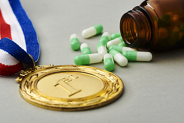 포토 JPG 스튜디오촬영 회색배경 실내 경기 근접촬영 사람없음 알약 약병 금메달 대회 불법 약물오남용 약물중독 도핑 스테로이드 국내포토 스포츠 뷰포인트 백그라운드 내부 약 회색 범죄 메달 중독 병_담는 파일형식