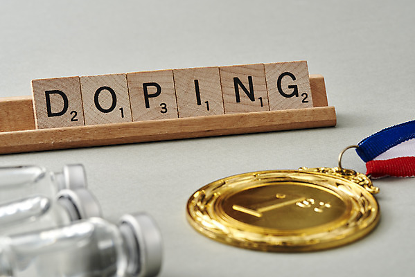 포토 JPG 스튜디오촬영 회색배경 실내 경기 근접촬영 사람없음 단어 금메달 대회 불법 약물오남용 약물중독 도핑 바이알 스테로이드 국내포토 문자 스포츠 뷰포인트 백그라운드 내부 약 회색 의료용품 범죄 메달 중독 파일형식