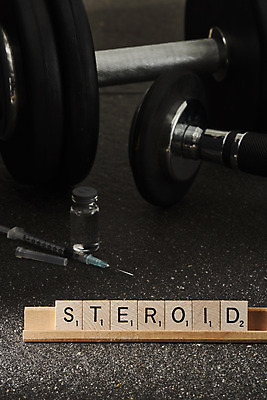 포토 JPG 스튜디오촬영 검은배경 실내 주사기 사람없음 아웃포커스 단어 아령 불법 약물오남용 약물중독 도핑 바이알 스테로이드 국내포토 문자 백그라운드 의료기기 촬영기법 내부 약 검은색 의료용품 범죄 중독 파일형식