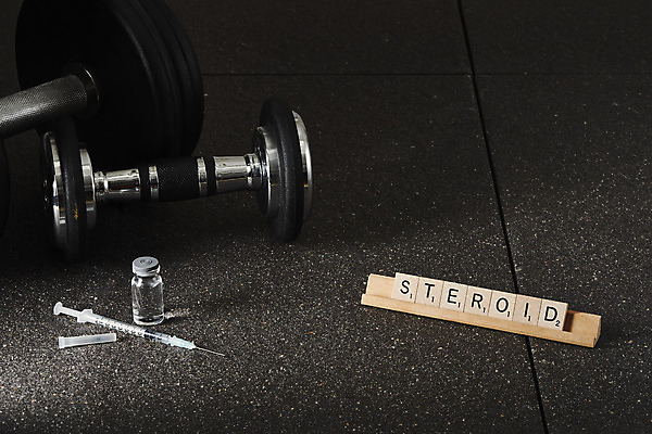 포토 JPG 스튜디오촬영 검은배경 실내 주사기 사람없음 단어 아령 불법 약물오남용 약물중독 도핑 바이알 스테로이드 국내포토 문자 백그라운드 의료기기 내부 약 검은색 의료용품 범죄 중독 파일형식