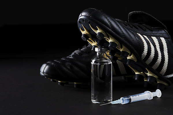 포토 JPG 스튜디오촬영 검은배경 실내 주사기 사람없음 아웃포커스 축구 축구화 불법 약물오남용 약물중독 도핑 스테로이드 국내포토 백그라운드 운동화 축구용품 의료기기 촬영기법 내부 약 구기 검은색 범죄 중독 파일형식