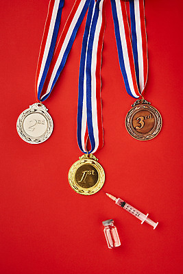 포토 JPG 스튜디오촬영 실내 주사기 경기 사람없음 하이앵글 금메달 대회 동메달 불법 빨간배경 약물오남용 약물중독 은메달 도핑 바이알 스테로이드 국내포토 스포츠 뷰포인트 백그라운드 의료기기 내부 빨간색 약 의료용품 범죄 메달 중독 파일형식