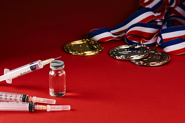 포토 JPG 스튜디오촬영 실내 주사기 경기 사람없음 금메달 대회 동메달 불법 빨간배경 약물오남용 약물중독 은메달 도핑 바이알 스테로이드 국내포토 스포츠 백그라운드 의료기기 내부 빨간색 약 의료용품 범죄 메달 중독 파일형식