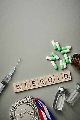 포토 JPG 스튜디오촬영 회색배경 실내 주사기 경기 사람없음 단어 하이앵글 알약 약병 대회 불법 약물오남용 약물중독 은메달 도핑 바이알 스테로이드 국내포토 문자 스포츠 뷰포인트 백그라운드 의료기기 내부 약 회색 의료용품 범죄 메달 중독 병_담는 파일형식