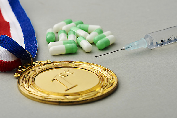 포토 JPG 스튜디오촬영 회색배경 실내 주사기 경기 근접촬영 사람없음 알약 금메달 대회 불법 약물오남용 약물중독 도핑 스테로이드 국내포토 스포츠 뷰포인트 백그라운드 의료기기 내부 약 회색 범죄 메달 중독 파일형식