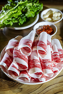 포토 JPG 실내 마늘 생고기 사람없음 소고기 고추장 상추 쌈 한우 나무탁자 중구 차돌박이 국내포토 채소 탁자 서울 육류 내부 양념 파일형식