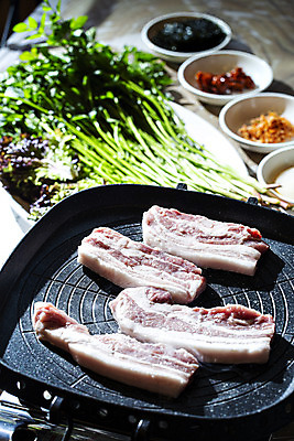 포토 JPG 반찬 실내 돼지고기 사람없음 상차림 경상북도 굽기 구이 청도 삼겹살 철판 미나리 국내포토 음식 채소 육류 내부 경상도 파일형식