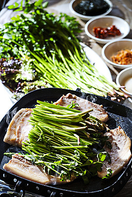 포토 JPG 반찬 실내 돼지고기 사람없음 상차림 경상북도 굽기 청도 삼겹살 철판 미나리 국내포토 음식 채소 육류 내부 경상도 구이 파일형식