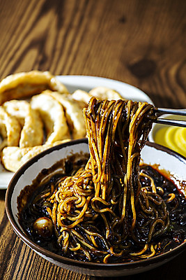 포토 JPG 젓가락 실내 사람없음 중식 짜장면 단무지 군만두 나무탁자 젓가락질 국내포토 음식 탁자 수저 손짓 내부 만두 파일형식