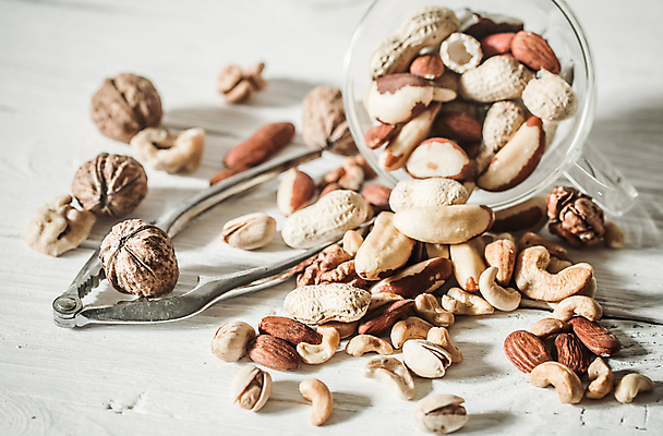 포토 JPG 해외이미지 잔 사람없음 견과류 흰배경 땅콩 호두 쏟아짐 피스타치오 호두망치 해외포토 식기 백그라운드 모션 주방용품 흰색 파일형식