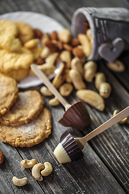 포토 JPG 해외이미지 사람없음 아웃포커스 쿠키 초콜릿 견과류 아몬드 쏟아짐 나무숟가락 캐슈넛 나무배경 해외포토 백그라운드 모션 디저트 촬영기법 숟가락 파일형식