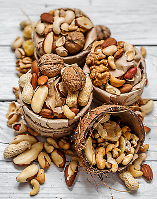 포토 JPG 해외이미지 사람없음 바구니 견과류 담기 땅콩 호두 아몬드 브라질넛 나무배경 해외포토 백그라운드 모션 파일형식