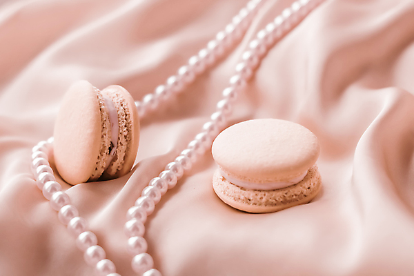 포토 JPG 해외이미지 실내 사람없음 실크 진주목걸이 마카롱 분홍색배경 해외포토 분홍색 백그라운드 목걸이 디저트 내부 직물 진주_보석 파일형식