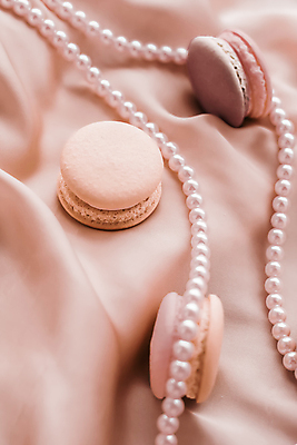 포토 JPG 해외이미지 실내 사람없음 실크 진주목걸이 마카롱 분홍색배경 해외포토 분홍색 백그라운드 목걸이 디저트 내부 직물 진주_보석 파일형식