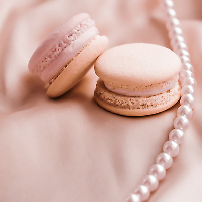 포토 JPG 해외이미지 실내 근접촬영 사람없음 실크 진주목걸이 마카롱 분홍색배경 해외포토 뷰포인트 분홍색 백그라운드 목걸이 디저트 내부 직물 진주_보석 파일형식