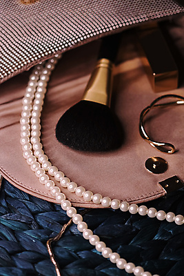 포토 JPG 해외이미지 실내 사람없음 뷰티 화장품 립스틱 핸드백 화장용품 진주목걸이 메이크업브러쉬 해외포토 가방 목걸이 내부 붓 미용용품 진주_보석 파일형식